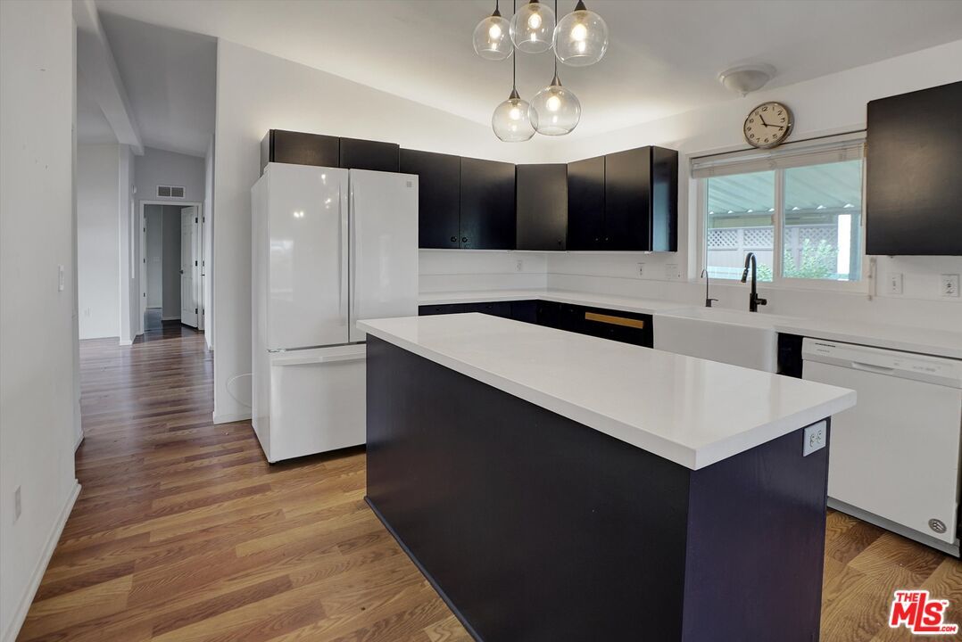 Interior, Kitchen, Pendant Lights, Wood Texture Flooring