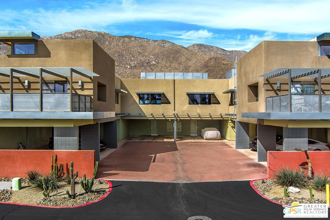 Exterior, Facade, Modern