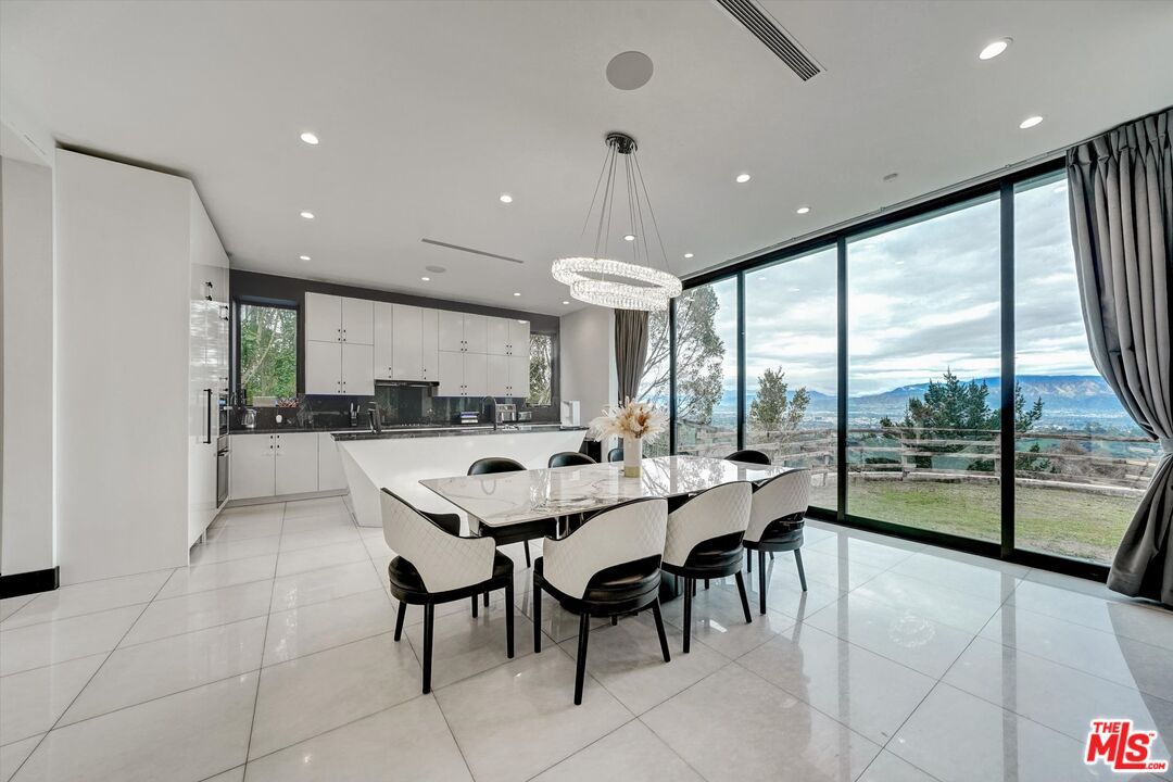 Chandelier, Dining room, Interior, Kitchen, Recessed Lighting, Water