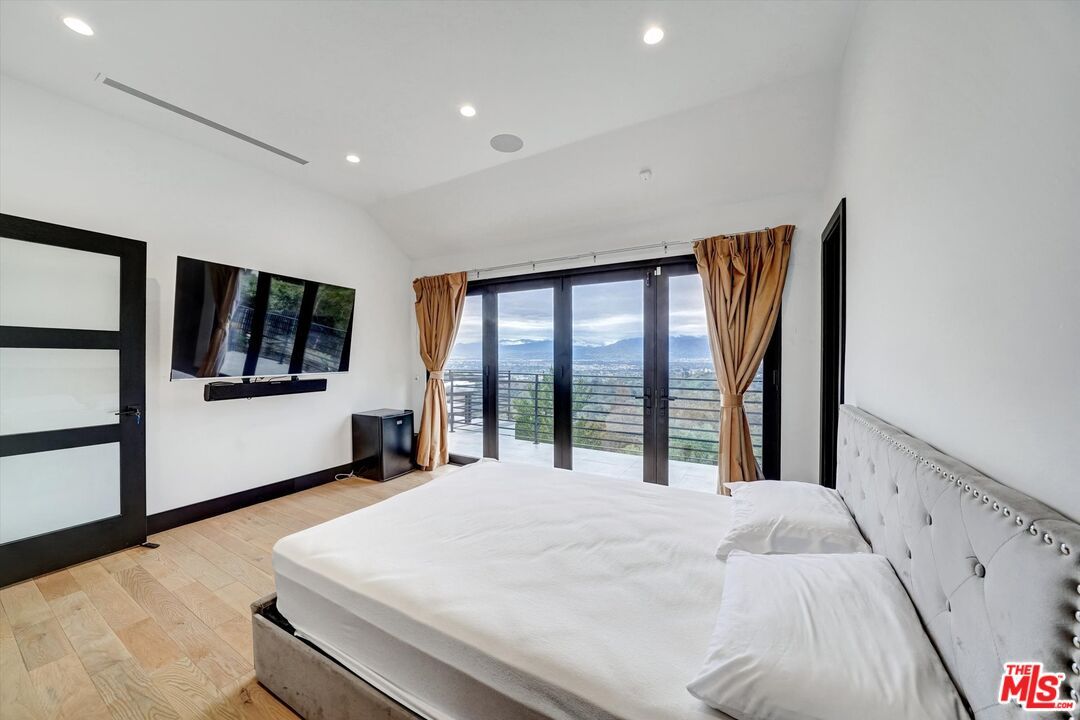 Bedroom, Interior, Recessed Lighting, Water, Wood Texture Flooring