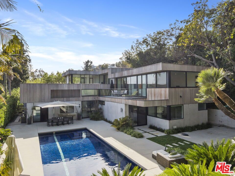 Exterior, Facade, Pool, Modern