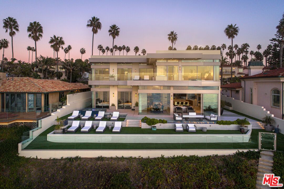 Backyard, Exterior, Facade, Modern