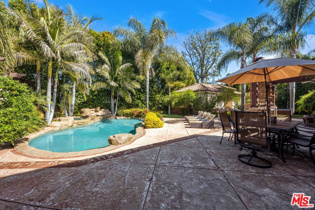 Exterior, Pool