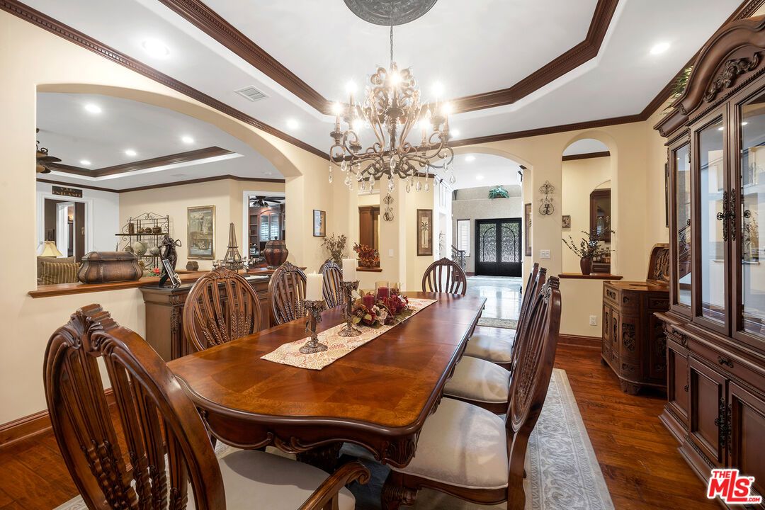 Chandelier, Dining room, Interior, Recessed Lighting, Wood Texture Flooring