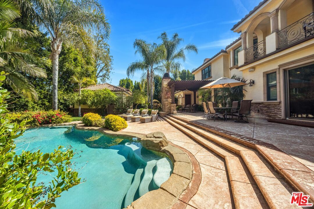 Exterior, Pool
