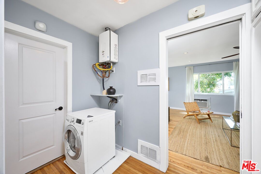 Interior, Recessed Lighting, Washer, Wood Texture Flooring