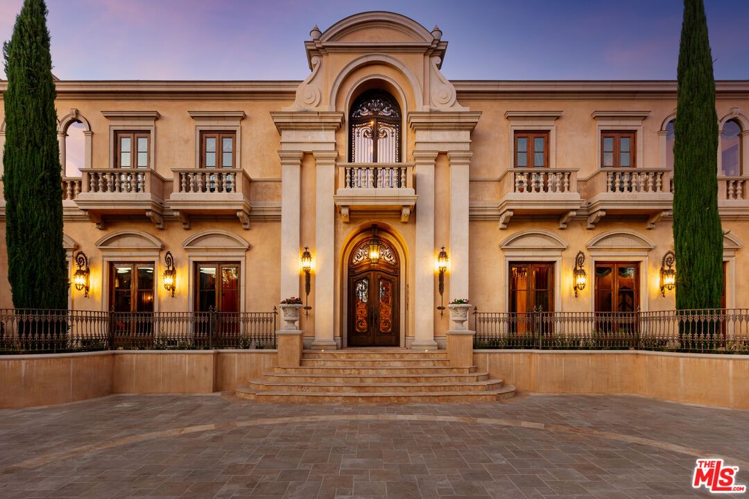 Exterior, Facade, Brownstone