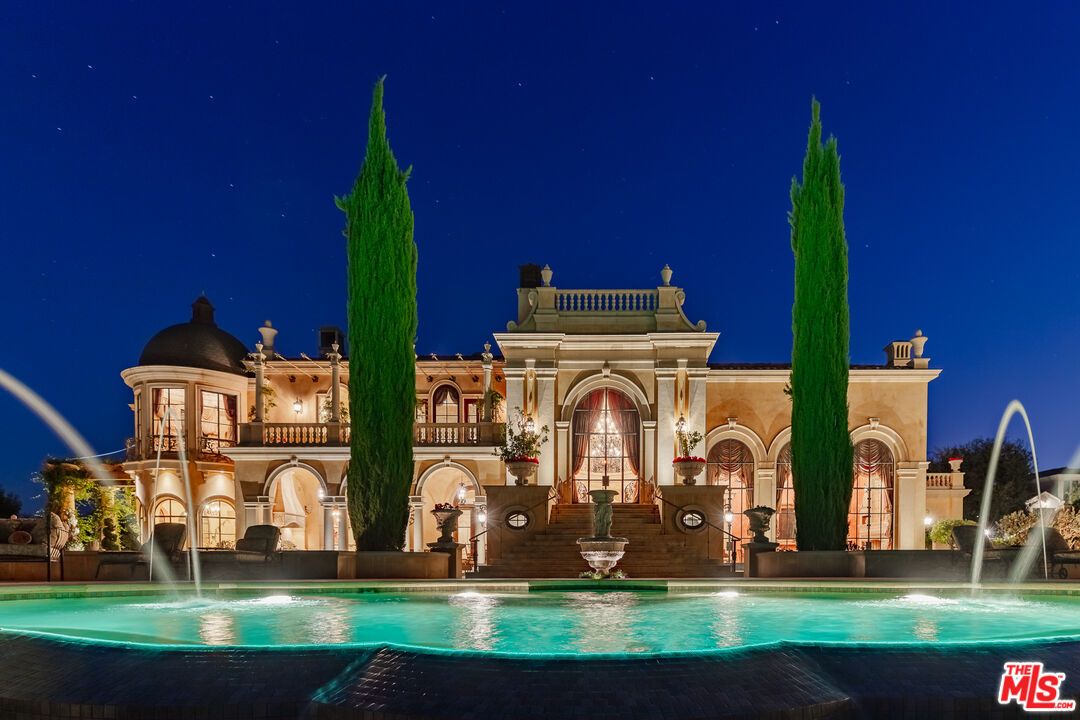 Exterior, Facade, Pool, None