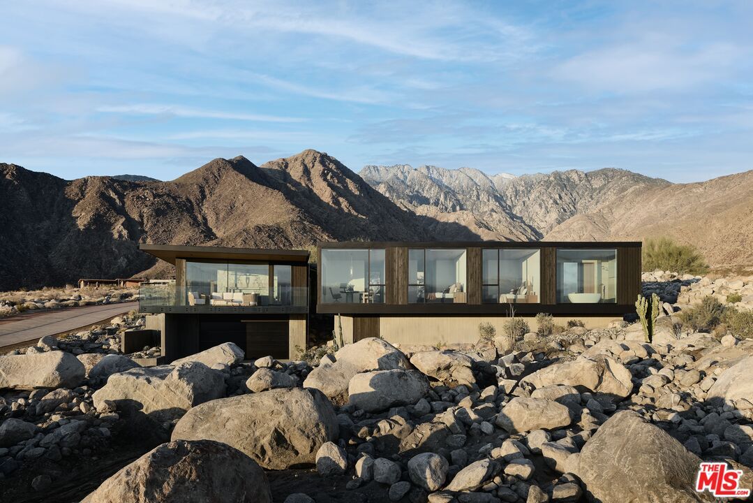 Exterior, Facade, Modern