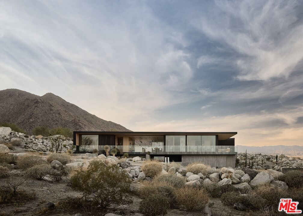 Exterior, Facade, Modern