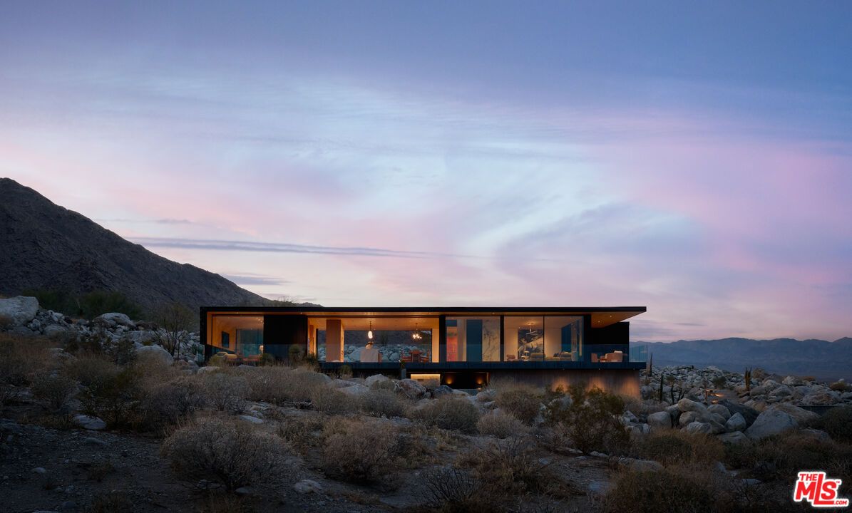 Exterior, Facade, Modern