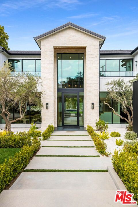 Exterior, Facade, Modern