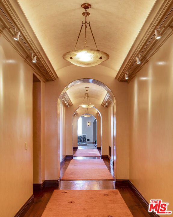 Interior, Pendant Lights, Wood Texture Flooring