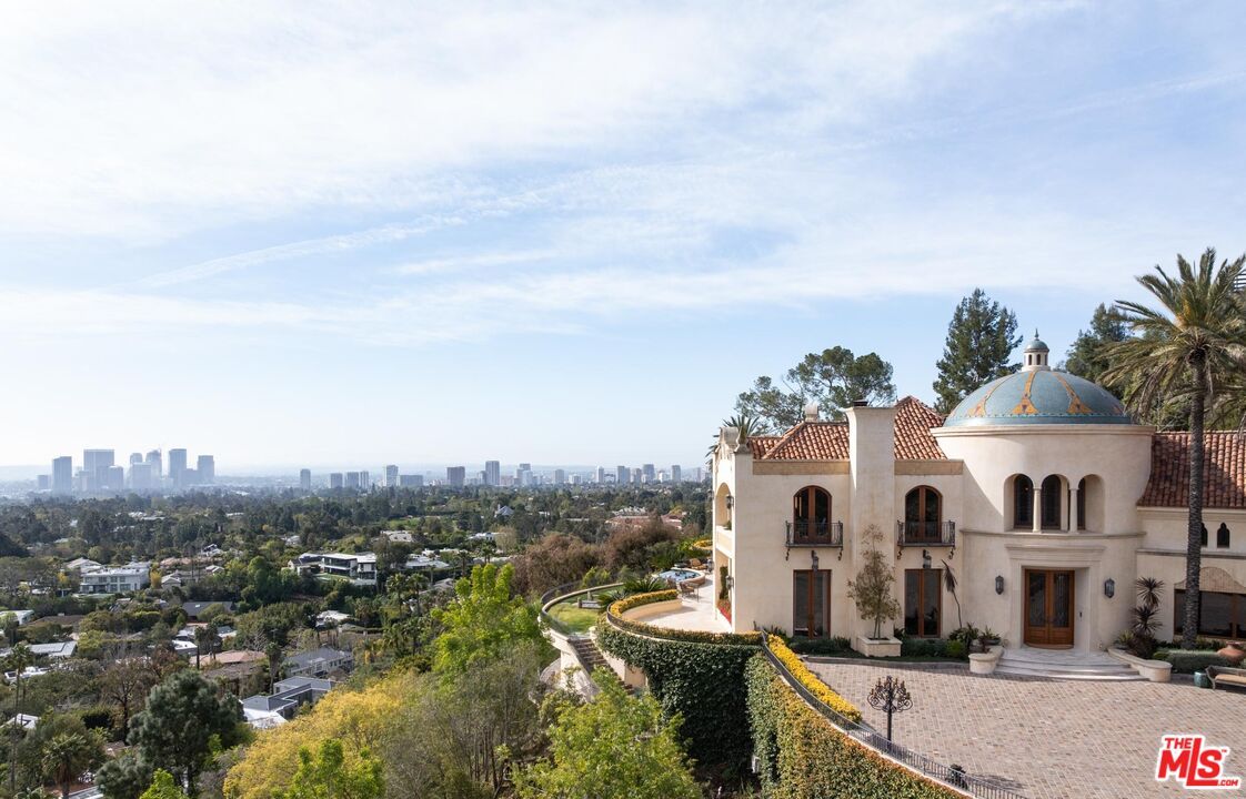 Exterior, Facade, Mediterranean