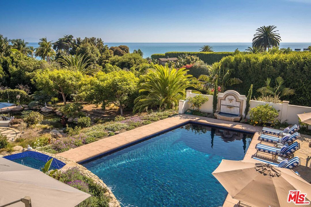 Exterior, Pool, Water
