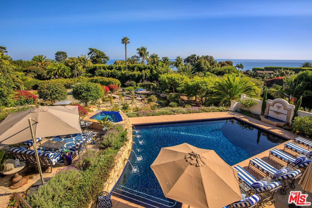 Exterior, Pool, Water