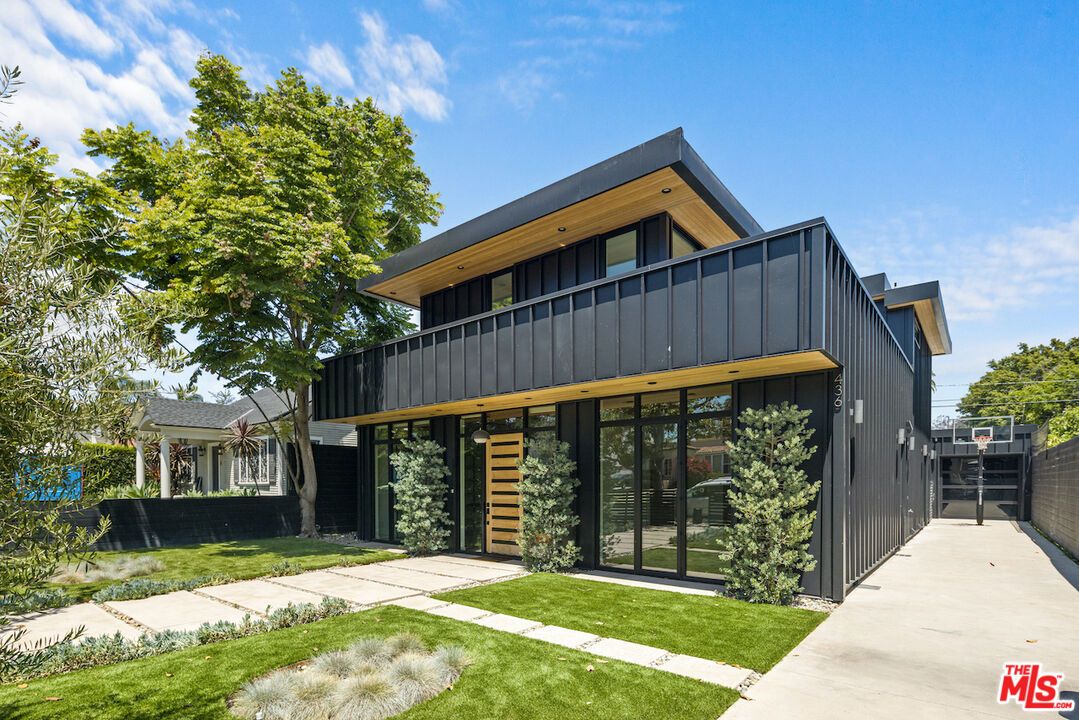 Backyard, Exterior, Facade, Modern