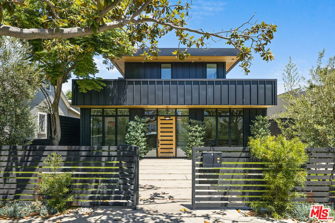 Exterior, Facade, Modern