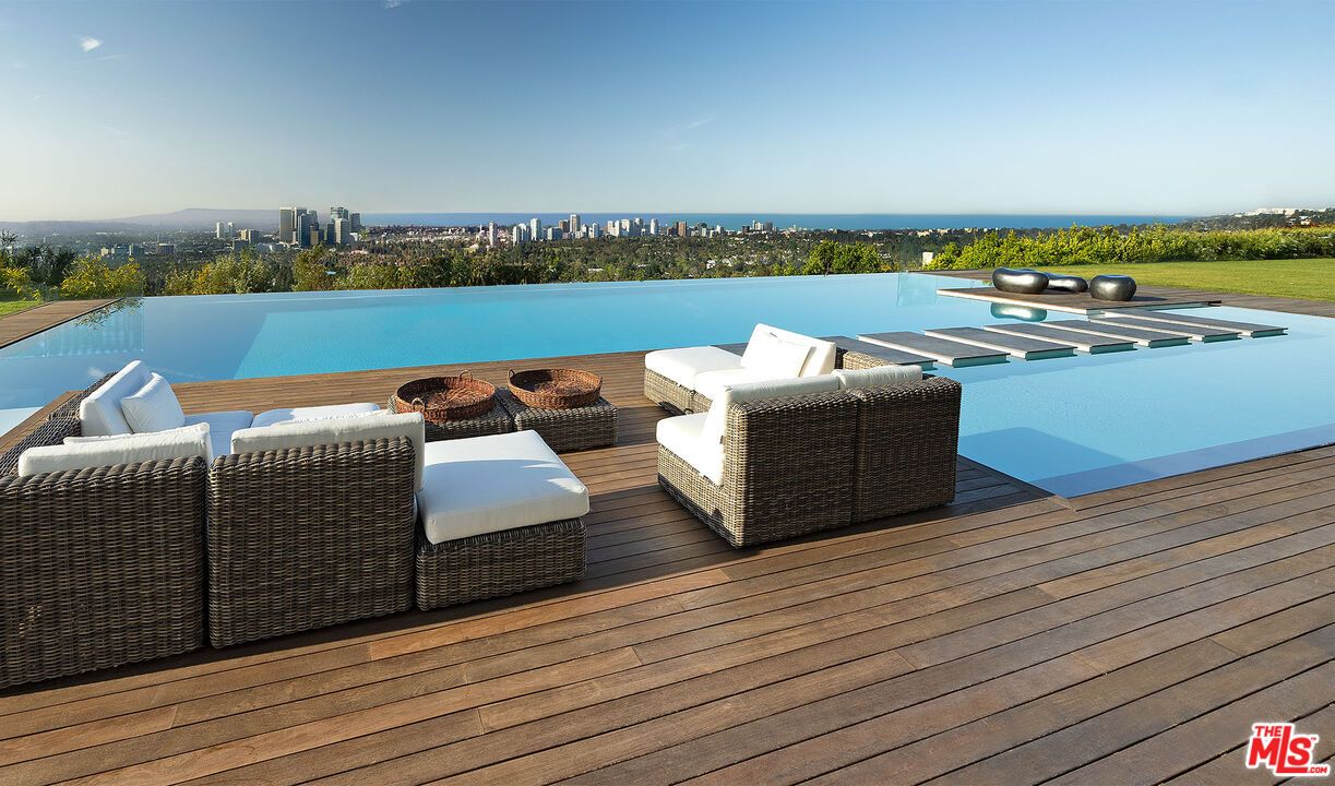 Exterior, Pool, Water