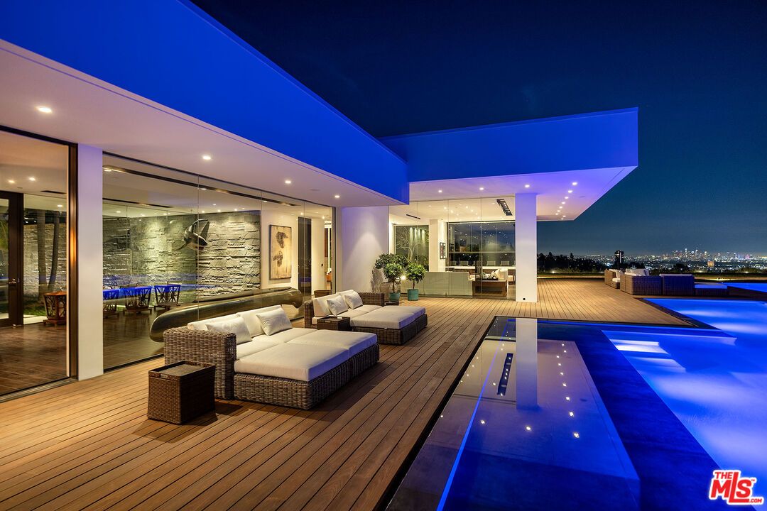 Exterior, Pool, Recessed Lighting