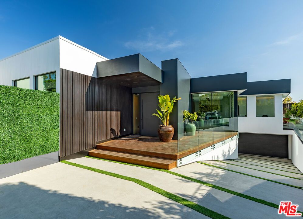 Backyard, Exterior, Facade, Modern