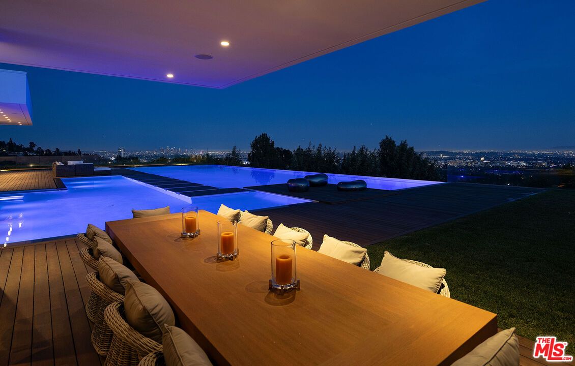 Exterior, Pool, Recessed Lighting