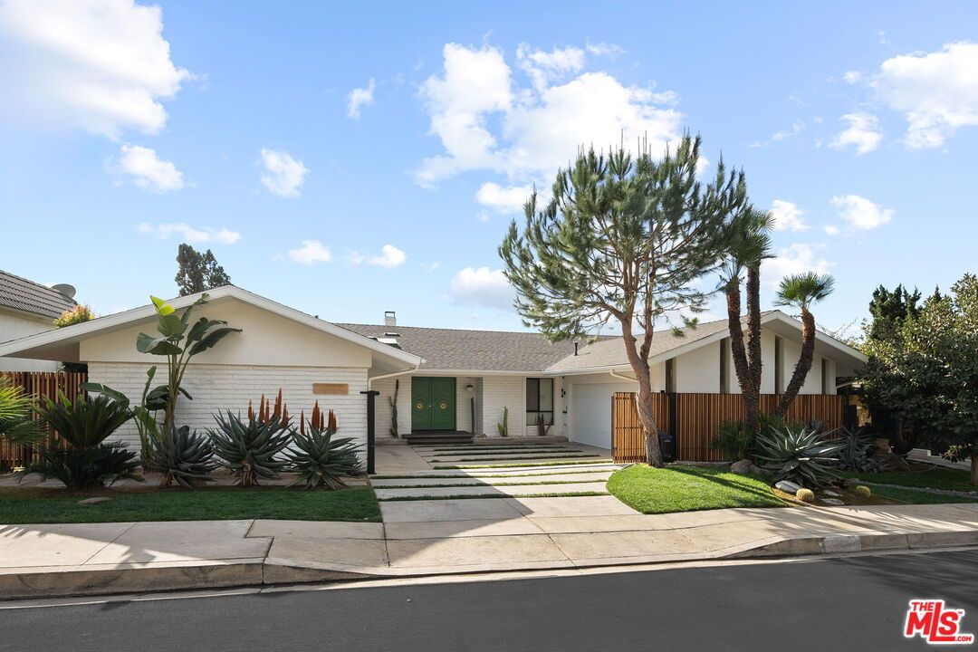 Exterior, Facade, Ranch
