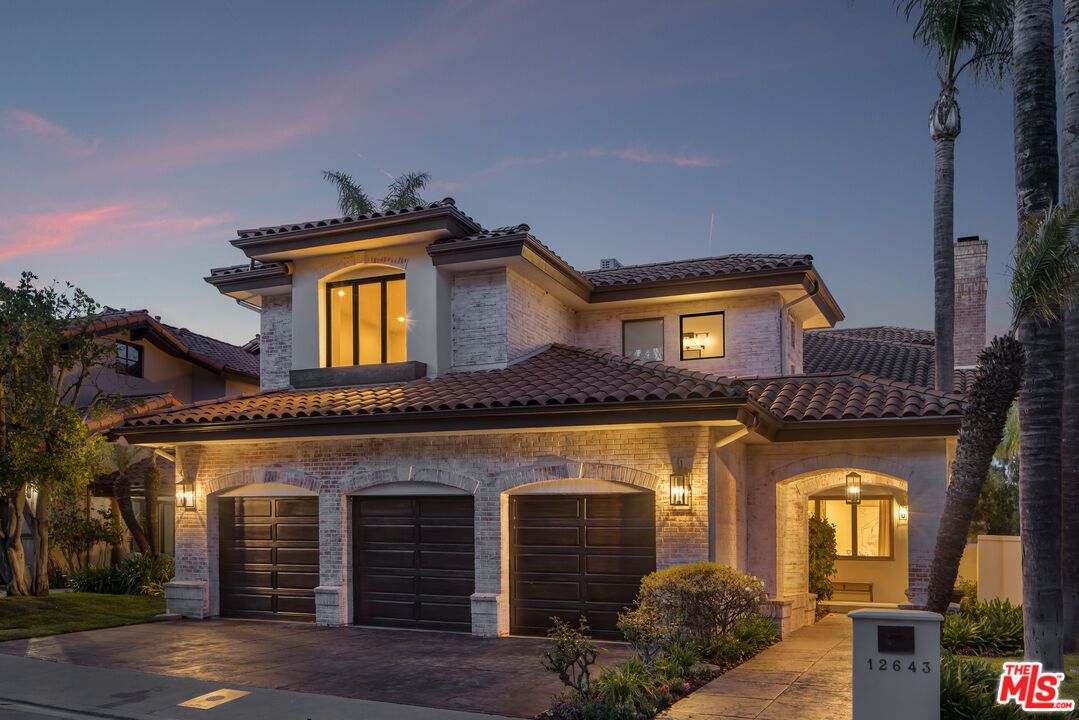 Attached, Exterior, Facade, Mediterranean
