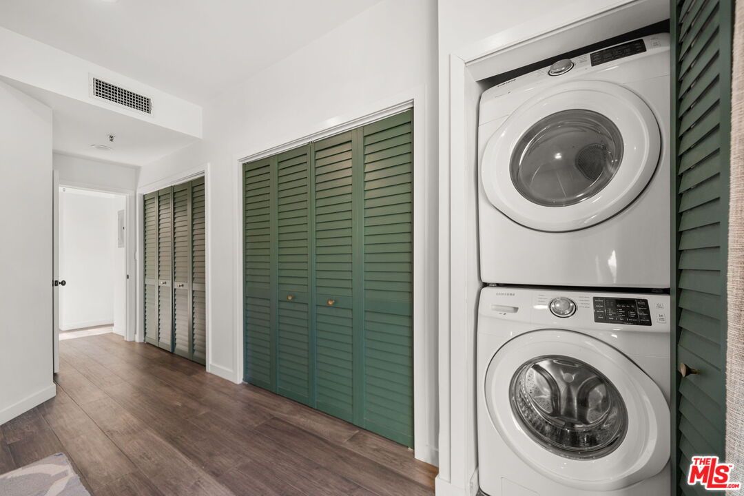 Interior, Utility Closets, Washer, Wood Texture Flooring