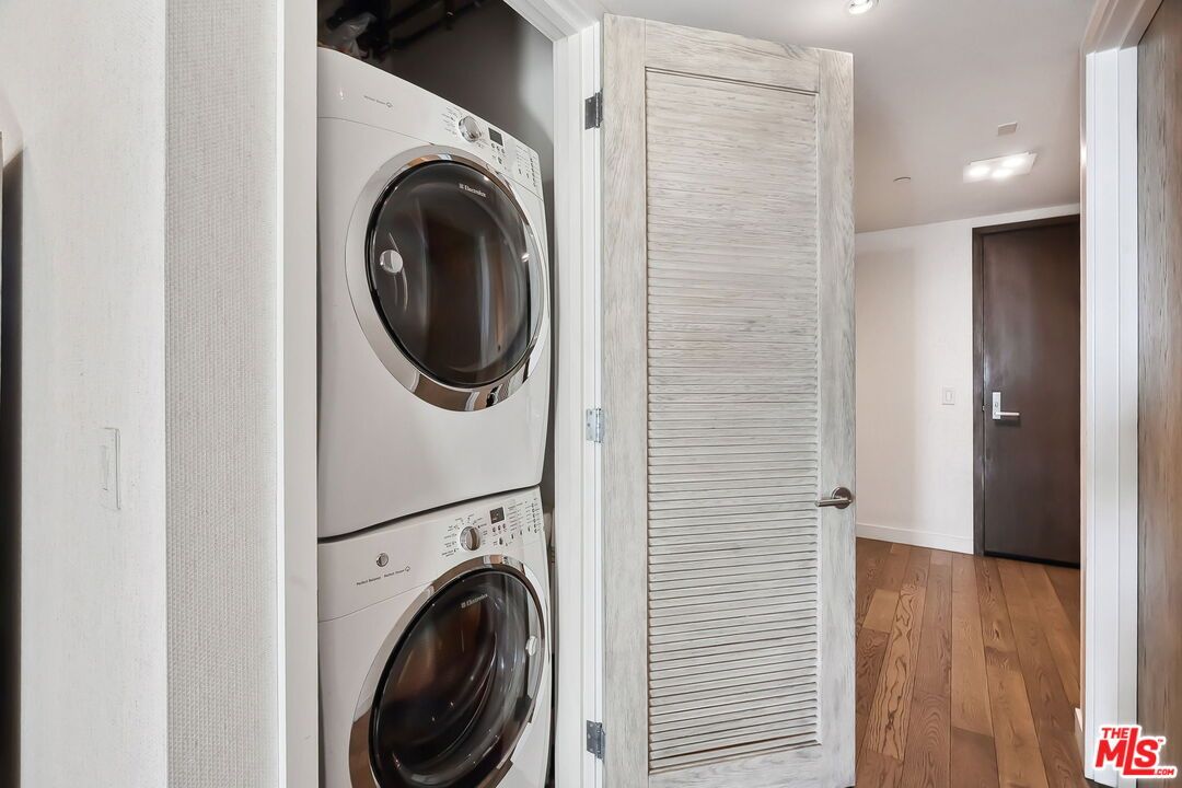 Interior, Recessed Lighting, Utility Closets, Washer, Wood Texture Flooring