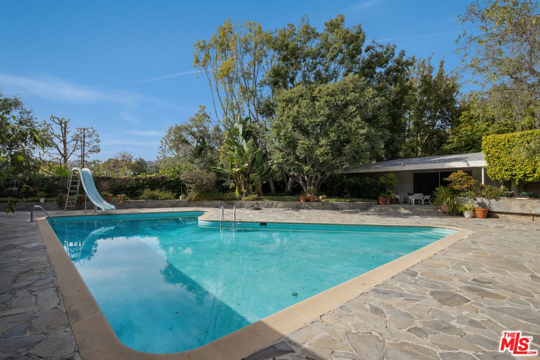 Exterior, Playground, Pool