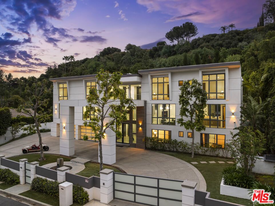 Attached, Backyard, Exterior, Facade, Modern
