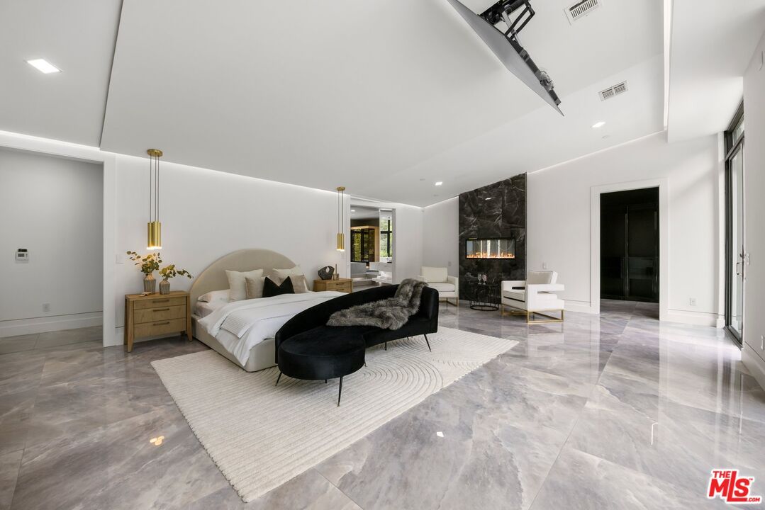 Bedroom, Fireplace, Interior, Pendant Lights, Recessed Lighting
