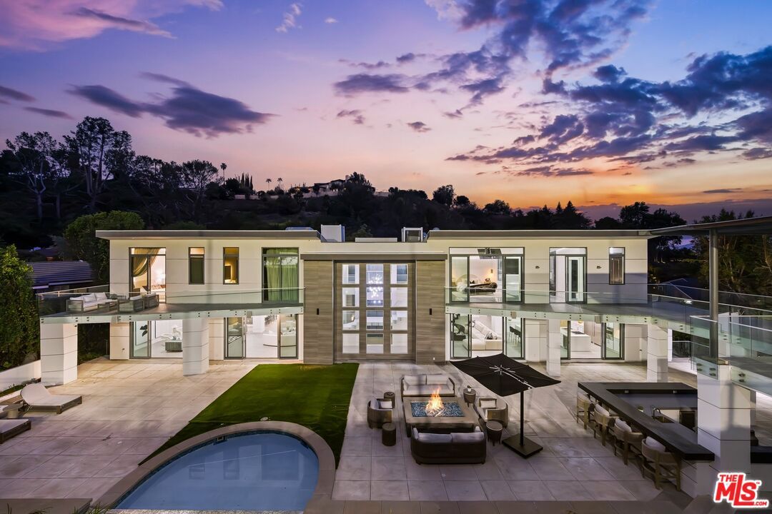 Exterior, Facade, Modern