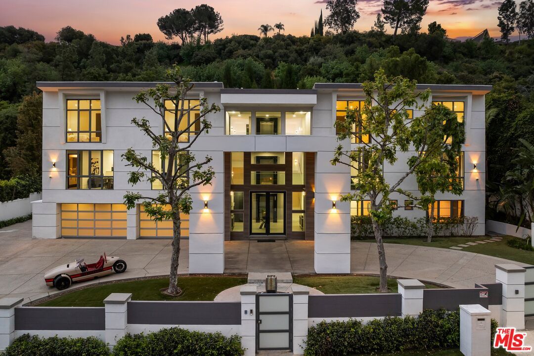 Exterior, Facade, Modern