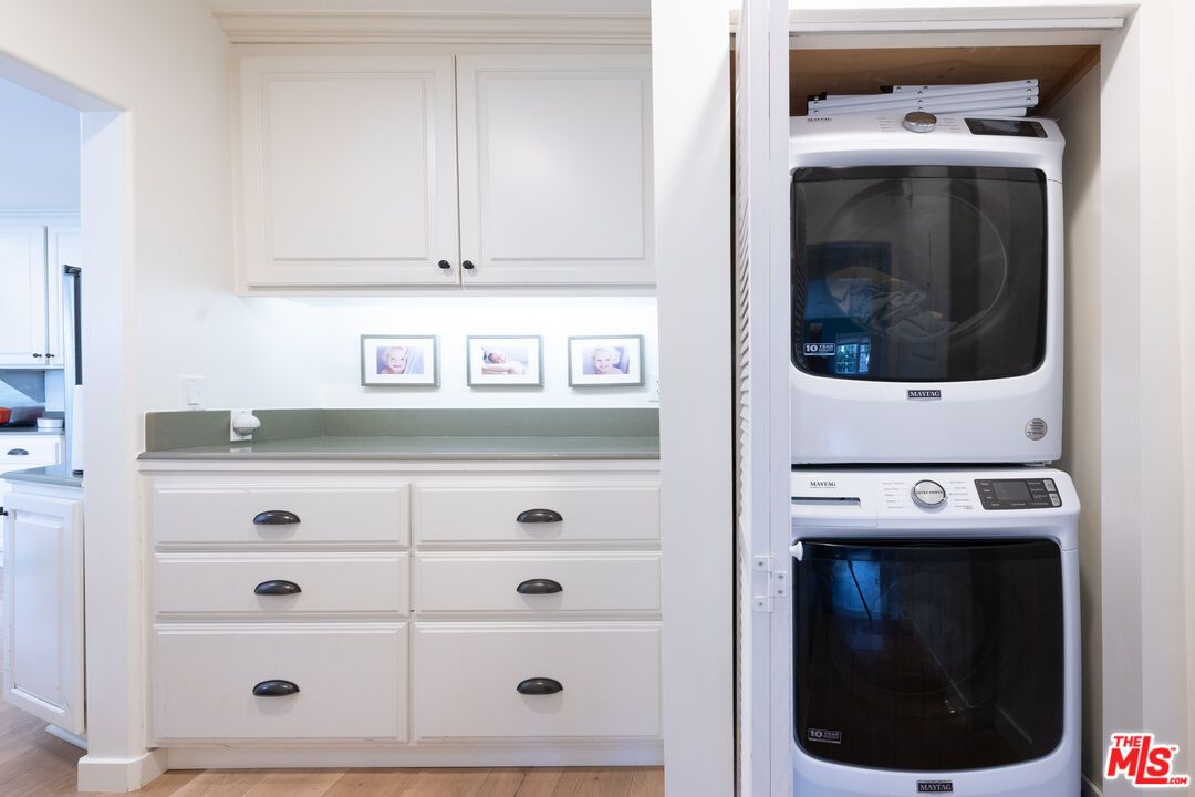 Interior, Utility Closets, Washer, Wood Texture Flooring