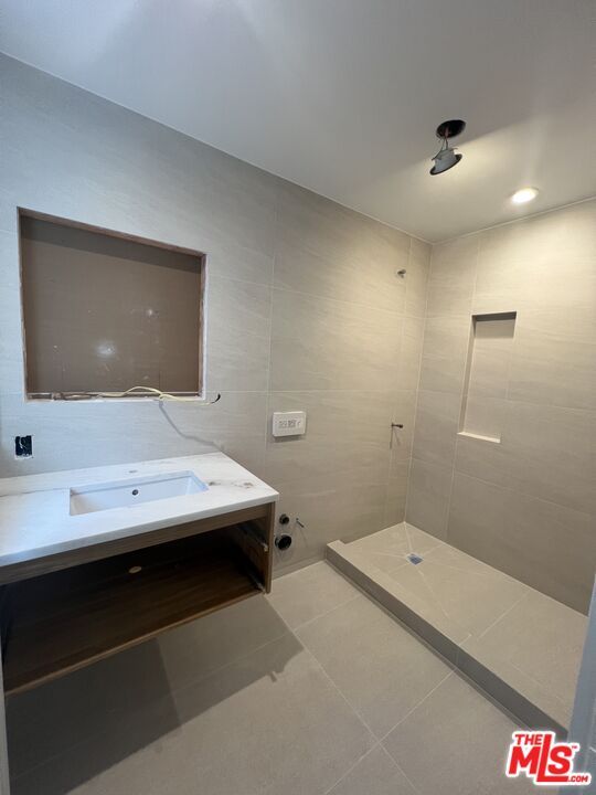 Bathroom, Interior, Recessed Lighting