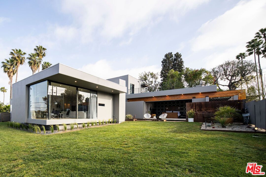 Backyard, Exterior, Facade, Modern