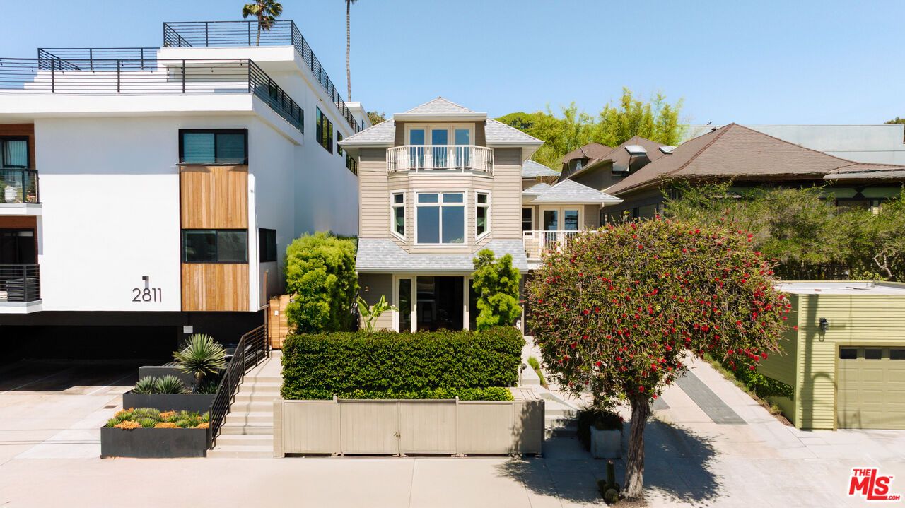 Attached, Exterior, Facade, Queen Anne Victorian