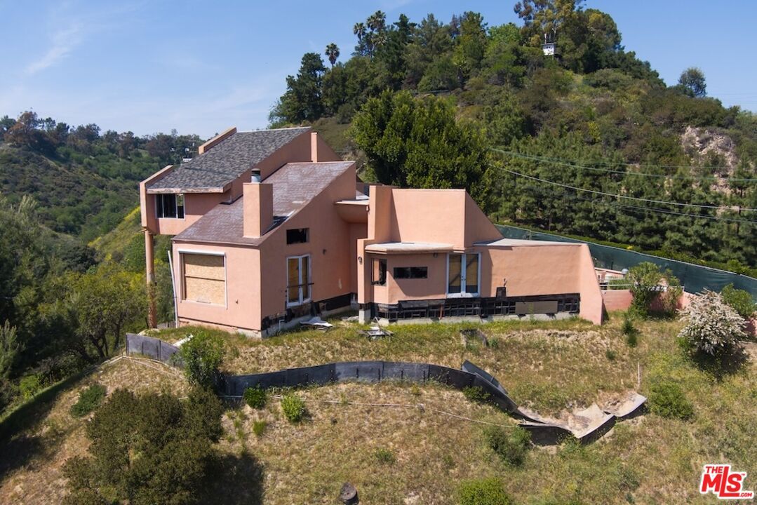 Exterior, Drone