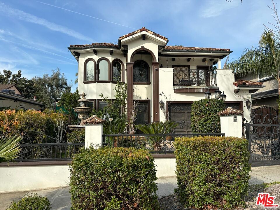 Attached, Exterior, Facade, Mediterranean