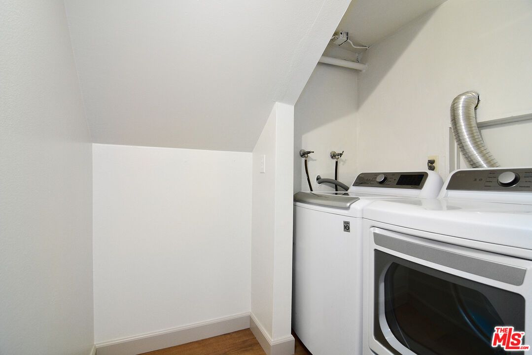Interior, Washer, Wood Texture Flooring