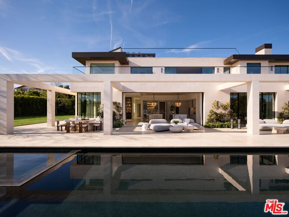 Exterior, Facade, Pool, Modern