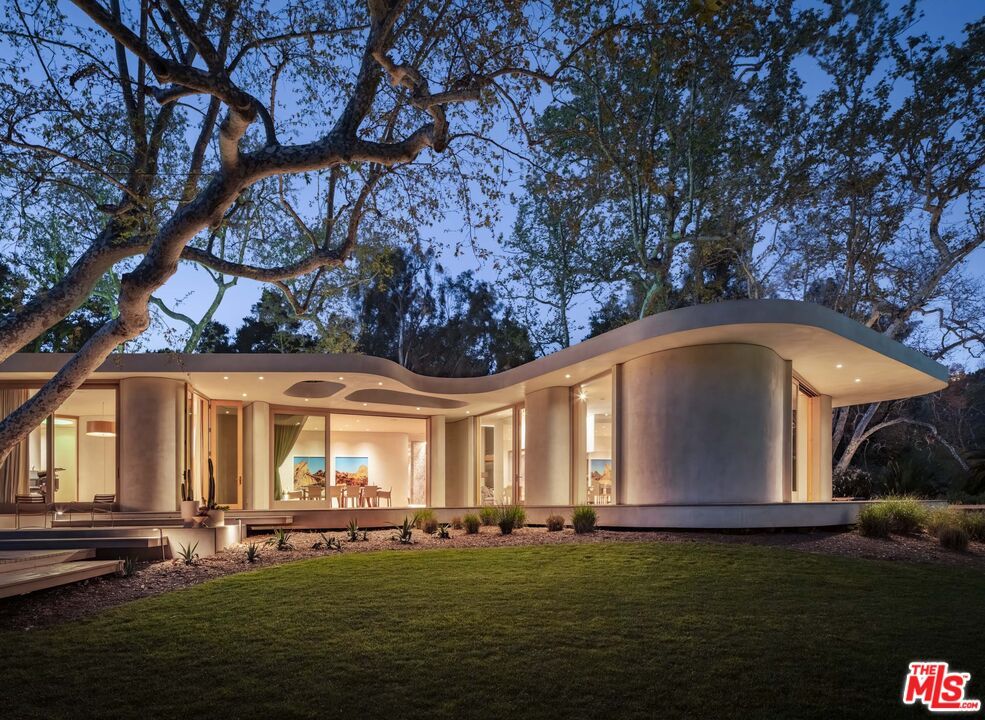 Backyard, Exterior, Facade, Modern