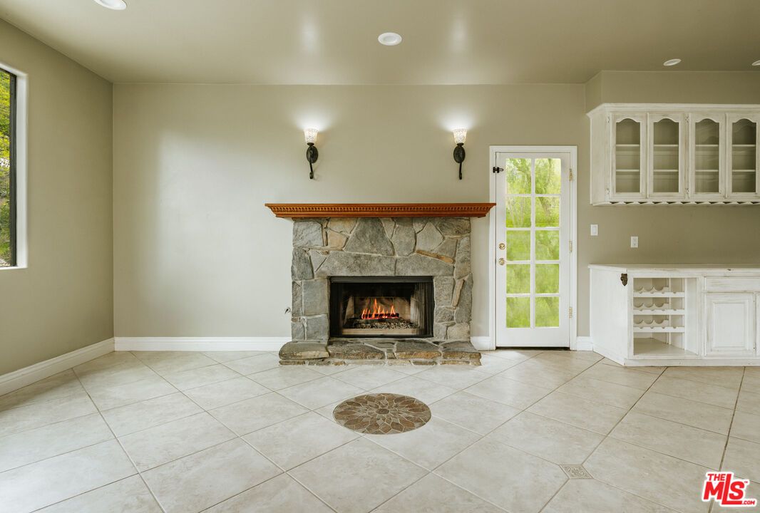 Fireplace, Interior, Recessed Lighting