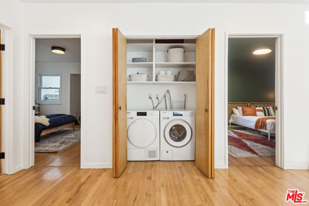 Bedroom, Interior, Washer, Wood Texture Flooring
