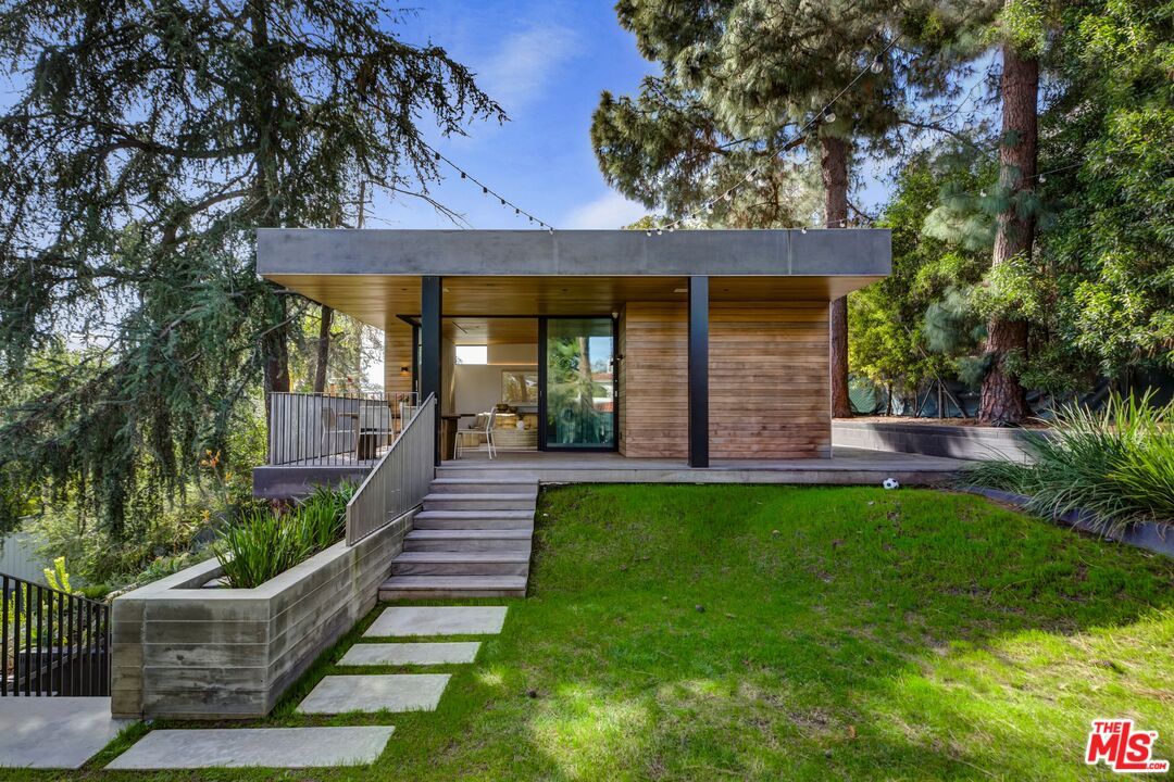 Backyard, Exterior, Facade, Modern