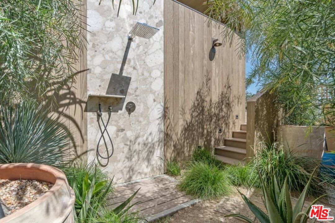 Bathroom, Exterior