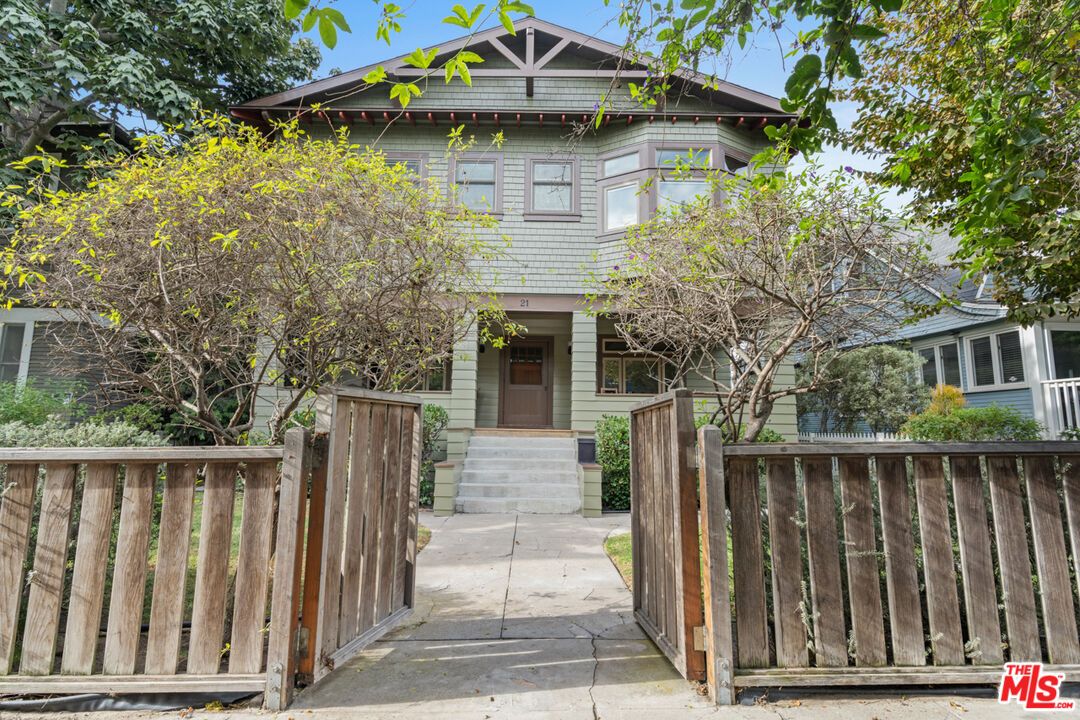 Exterior, Facade, Queen Anne Victorian