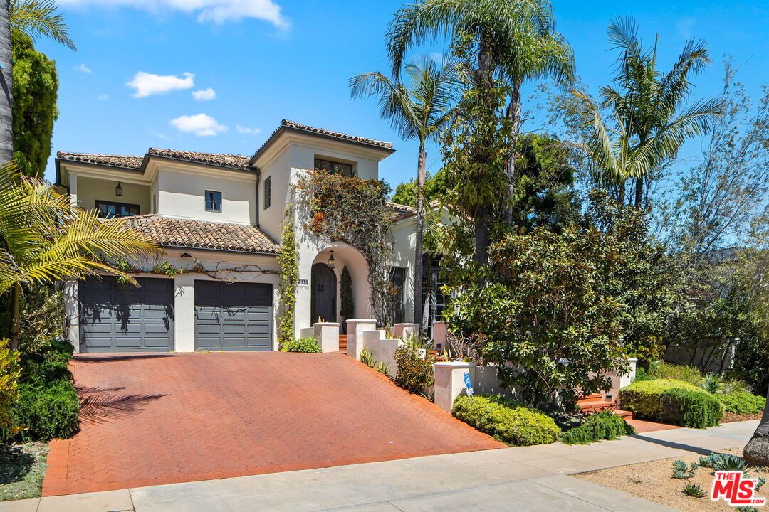 Attached, Exterior, Facade, Mediterranean